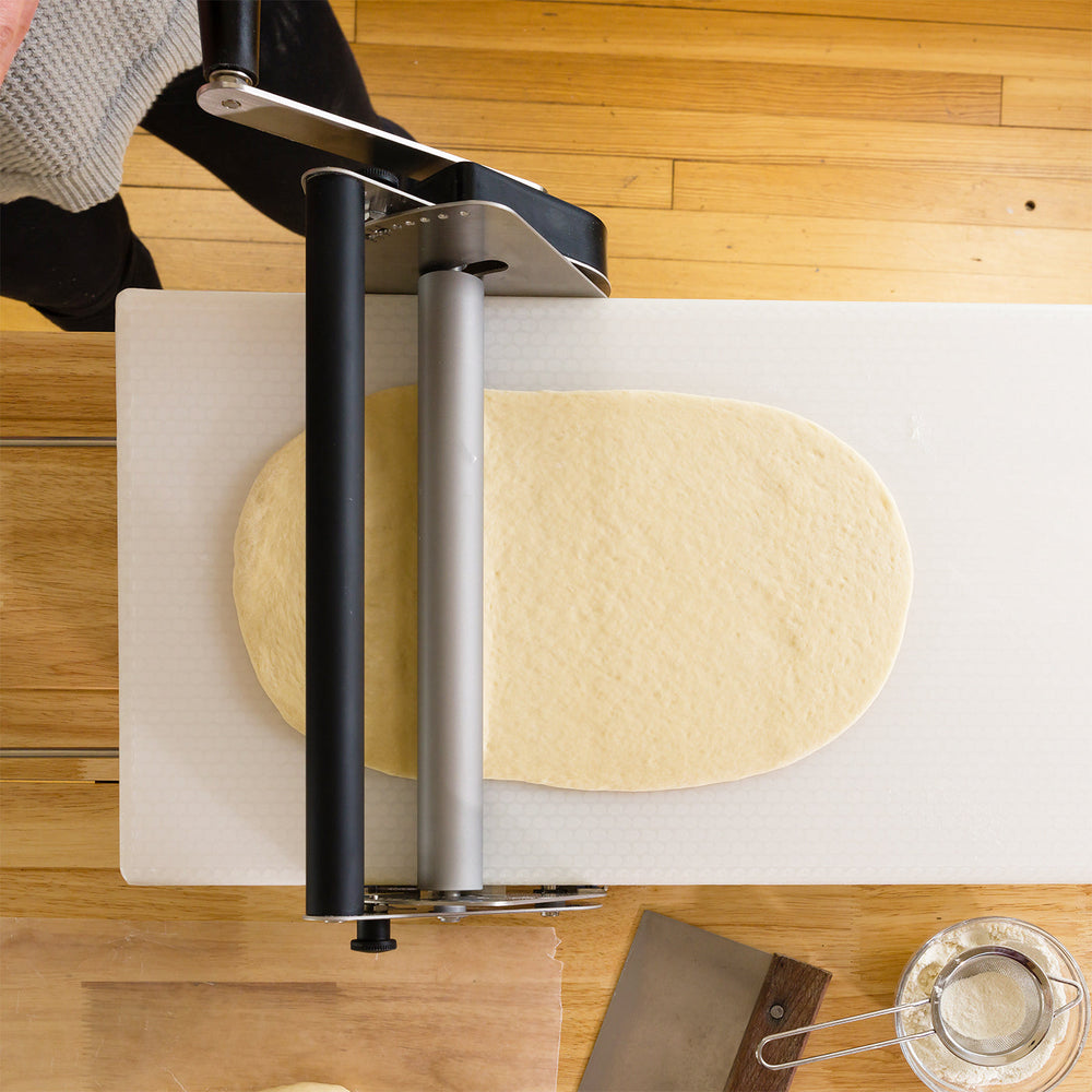 La pâte de farine automatique Duster laminoir Pizza de machine de cuisson  pour la pâtisserie de travailler - Chine Laminoir, Laminoir à rouleaux de  pâte