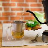 Faire du thé avec le panier infuseur à thé en maille