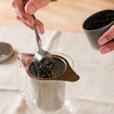 Mettre les feuilles de thé en vrac dans le panier infuseur à thé en maille